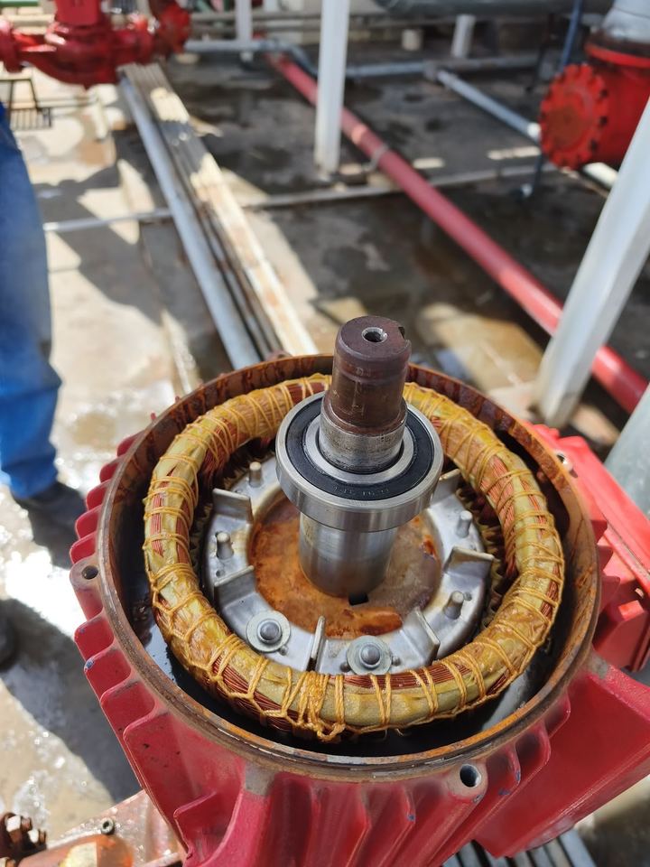 Motor de bomba em manutenção