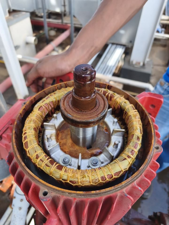 Motor elétrico em manutenção
