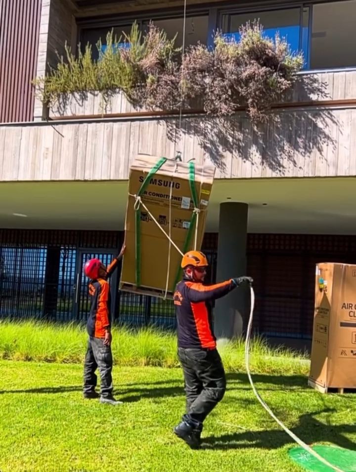 Equipe fazendo içamento de equipamento