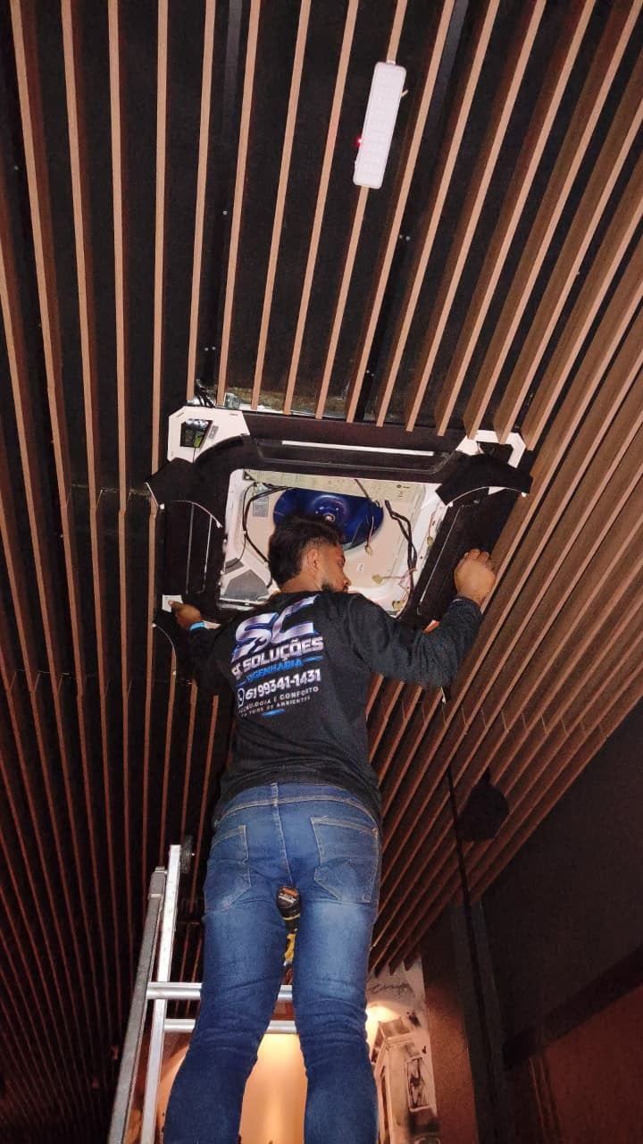 Técnico instalando cassete no forro